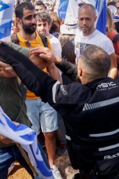 درگیری پلیس با مردم در جریان اعتراض به اصلاحات قضایی برنامه‌ریزی شده دولت، در تل آویو، 1 مارس 2023. (اریک مارمور/Flash90.