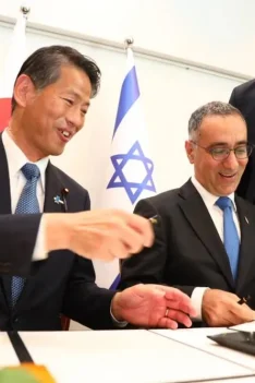 پائولو فوکوچیسفارت اسرائیل در توکیو امضای توافقنامه در توکیو، ژاپن.